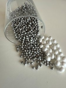 BioXbeads®, Biobased op EPS lijkend isolatiemateriaal gemaakt uit melkzuur. In verschillende varianten verkrijgbaar voor verschillende toepassingen.
